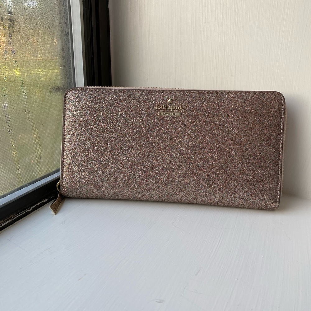 Kate Spade Wallet. - Picture 1 of 6